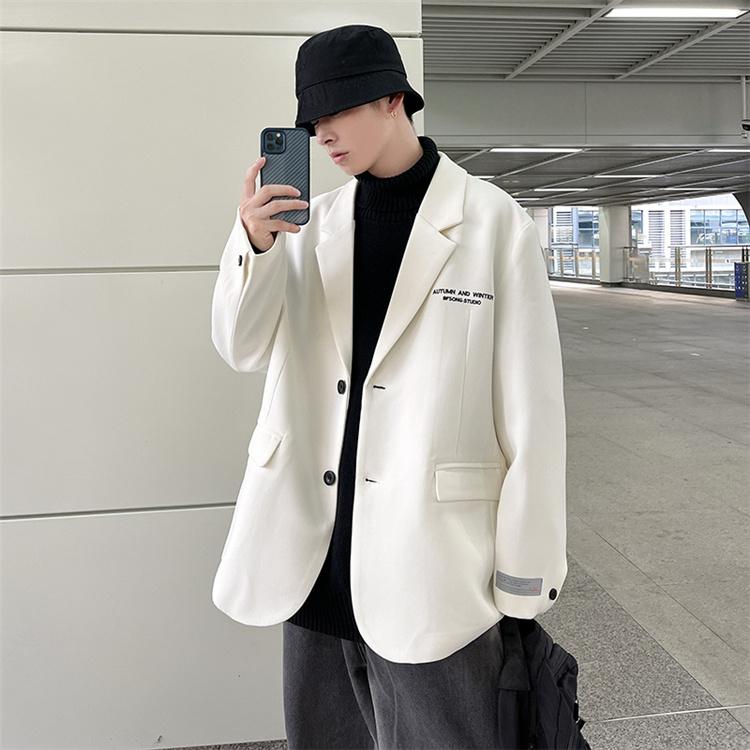 定番で売り続けていた、ジャケットをよりシンプルに、シルエットもシャープにして再登場です。カジュアルシーンだけでなくビジネスシーンにも着回しがききます。春のシーズンには、これ一枚羽織るだけで、オシャレ度