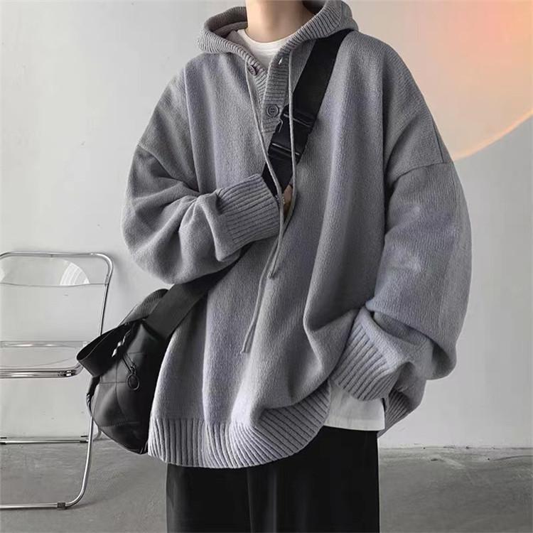 ◎秋冬の季節に活躍するメンズカーディガンが登場致します。◎シンプルな無地デザインで、カジュアルからビジネスまでご愛用できるオシャレな一着です。◎そのままでの着用はもちろん、肩に掛けたり巻いたりと、自分