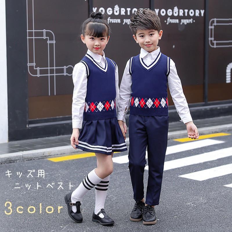 子供用のシンプルで可愛い、ニットベスト。学生服風のデザインで、裾にライン状に描かれたアーガイル柄がワンポイント。男の子も女の子も着ることができるので、着回しにも便利ですよ【素材について】綿混